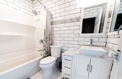 Ferndale House | A cheery home-away-from-home in a quiet neighborhood.