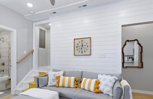 Downtown Apartment | A comfortable, downtown 1/1 perfect for the traveling employees near food, beach, and entertainment