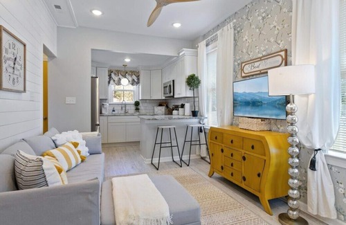 Downtown Apartment | A comfortable, downtown 1/1 perfect for the traveling employees near food, beach, and entertainment