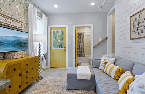 Downtown Apartment | A comfortable, downtown 1/1 perfect for the traveling employees near food, beach, and entertainment