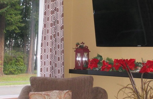 Port Angeles House | A cottage in the heart of Port Angeles across from timbered Jesse Webster park