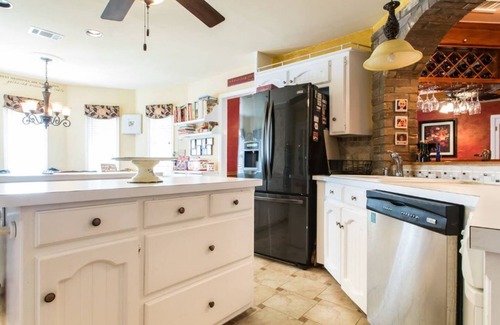 Trophy Club House | A cozy and comfortable retreat with a jacuzzi bathtub.