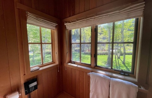 Sun Valley Apartment | A Cozy Cottage With A King size Bed + A Fire Place