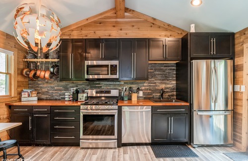 Zenda Cabin | A cozy, modern cottage has all the amenities and privacy a hotel cannot offer.