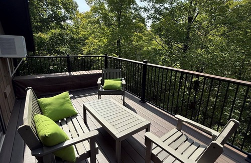 Bessemer House | A Cozy Vacation Home with a Sauna & Beautiful Nature View