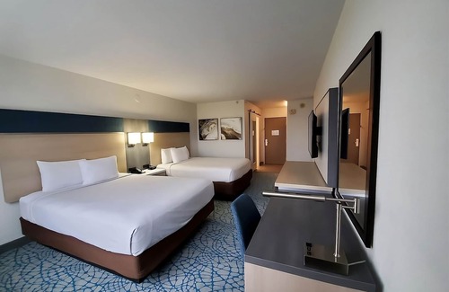 Florida Central Atlantic Coast Hotel | A Dream Stay Awaits! 2 Stunning Rooms | Free Shuttle to Local Attractions
