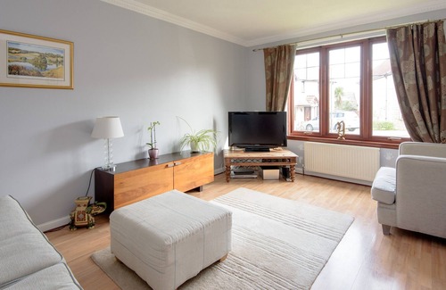 North Berwick House | A fabulous 4-bedroom detached holiday home, with an attractive garden and private parking.