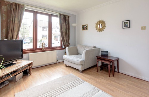 North Berwick House | A fabulous 4-bedroom detached holiday home, with an attractive garden and private parking.