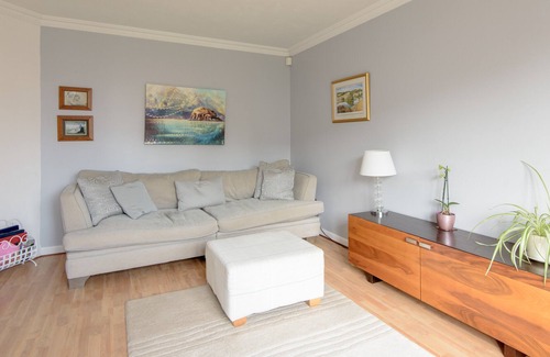 North Berwick House | A fabulous 4-bedroom detached holiday home, with an attractive garden and private parking.