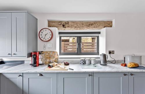 Paignton House | A fabulous one-bedroom barn conversion with hot tub in the heart of the countryside near Stoke Gabri