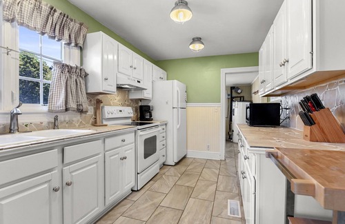 Chincoteague House | A fabulous Pet-Friendly home that sleeps 10 in 4 Bedrooms, with a Private Pool!