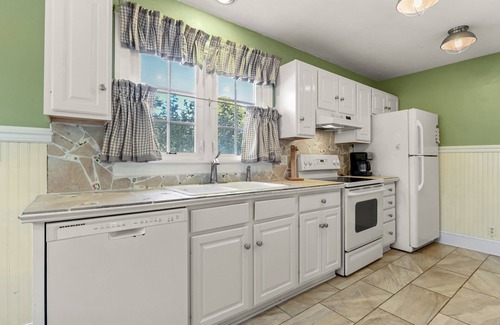 Chincoteague House | A fabulous Pet-Friendly home that sleeps 10 in 4 Bedrooms, with a Private Pool!