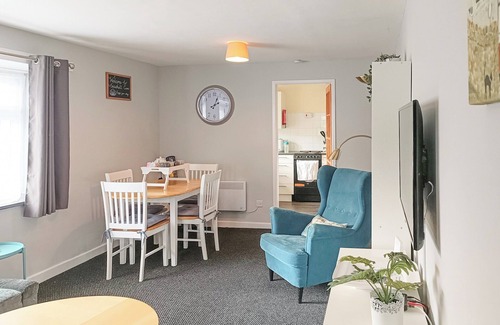 Cemaes Bay Cottage | A family friendly apartment just a short stroll from a fabulous sandy beach.