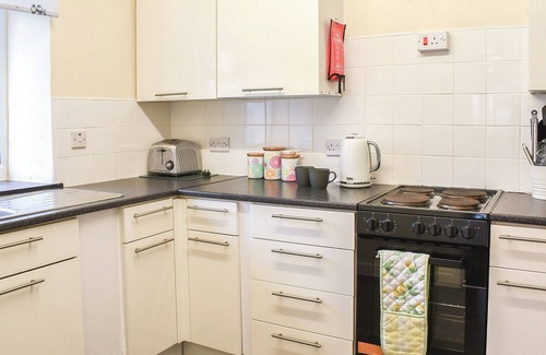 Cemaes Bay Cottage | A family friendly apartment just a short stroll from a fabulous sandy beach.