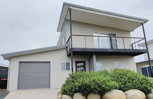 Jindabyne House | A family holiday home in Jindabyne with backyard spa