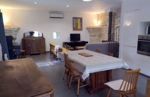 Salinelles Other | A farmhouse between ruins and scrubland