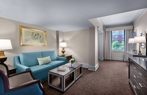 Central West End Hotel | A Few Minutes Walk from World Chess Hall of Fame! 3 Convenient Spaces, Pool!