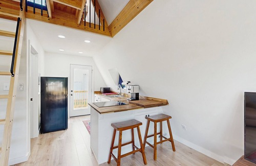 Leesville Apartment | A-frame cabin near Lake Murray with deck & kitchenette - dog friendly