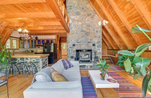 Town of Grafton House | A-Frame Retreat: Next to Grafton Lakes St Park