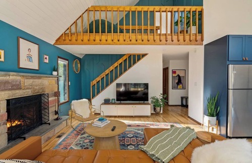 East Stroudsburg Ski Chalet | A-Frame | Ski | Hike | Firepit | Hot Tub