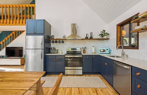 East Stroudsburg Ski Chalet | A-Frame | Ski | Hike | Firepit | Hot Tub