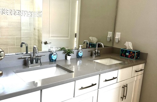 Venice House | A fully furnished sun filled new home built in 2022 perfect beach retreat.