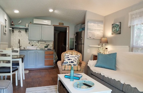 Ocracoke House | A Gnome Home: Convenient to Restaurants and Coffee Shops