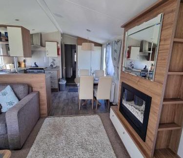 Tattershall Resort | A HOME AWAY HOT TUB RETREAT AT Tattershall lakes country park