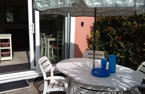Paignton Apartment | A homely coastal snug, tucked in a quiet area, a short walk to the shore.