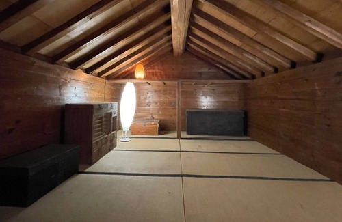 Wakamiko House | A house with a hearth surrounded by Mt Fuji and Y / Hokuto Yamanashi