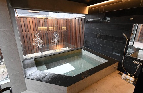 Wakamiko House | A house with a hearth surrounded by Mt Fuji and Y / Hokuto Yamanashi