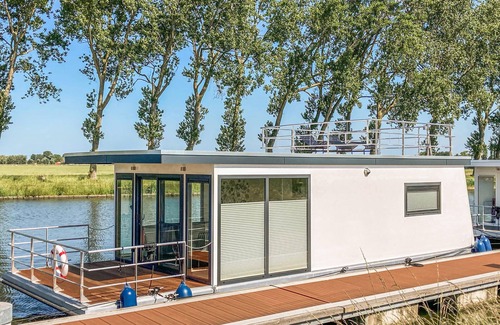 Nieuwpoort Boat Rental | A houseboat for two people and a pet.