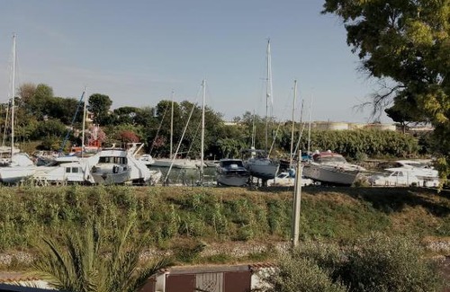 Fiumicino House | A La vue chambre BAGNO CONDIVISO SHARED BOTH2piano no lift no navetta a pagamento aria condizionata ed extra bed 3 MINUTI A PIEDI DA BUS PER FIERA DI ROMA