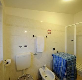 Fiumicino House | A La vue chambre BAGNO CONDIVISO SHARED BOTH2piano no lift no navetta a pagamento aria condizionata ed extra bed 3 MINUTI A PIEDI DA BUS PER FIERA DI ROMA