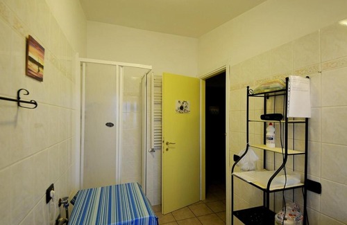 Fiumicino House | A La vue chambre BAGNO CONDIVISO SHARED BOTH2piano no lift no navetta a pagamento aria condizionata ed extra bed 3 MINUTI A PIEDI DA BUS PER FIERA DI ROMA