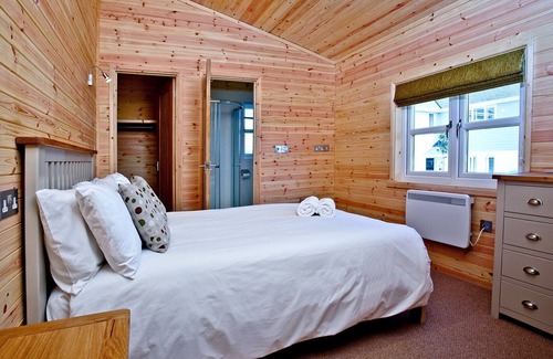 St Merryn Cabin | A light and spacious lodge with one double with walk in wardrobe and ensuite shower and one twin.
