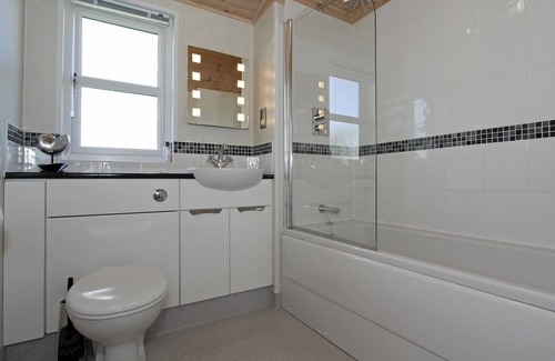 St Merryn Cabin | A light and spacious lodge with one double with walk in wardrobe and en-suite shower and one twin.