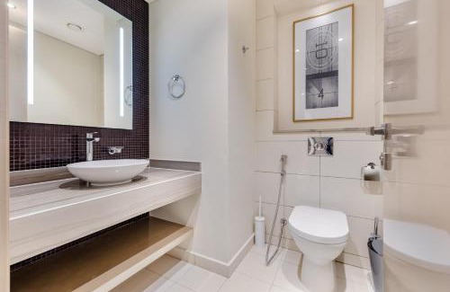 Business Bay Apartment | A Living Modern 1BR Apartment in Paramount tower -2203D