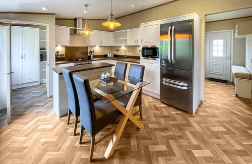 Langham House | A lovely and modern holiday home to sleep five with one master double bedroom with en suite W.