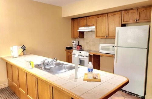Oro-Medonte House | A lovely two-bedroom condo in Carriage Hills sleeps 8 persons