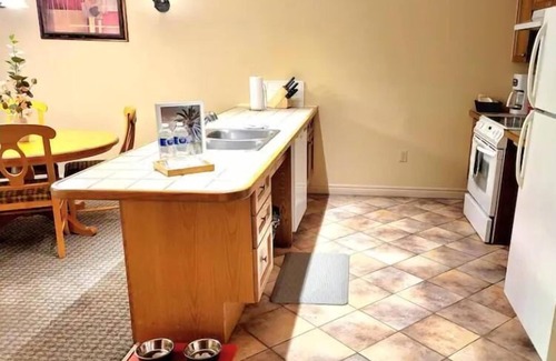 Oro-Medonte House | A lovely two-bedroom condo in Carriage Hills sleeps 8 persons
