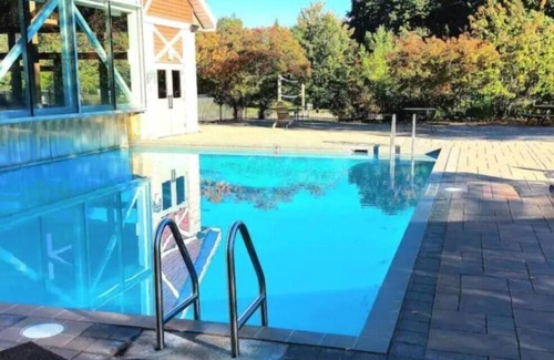Oro-Medonte House | A lovely two-bedroom condo in Carriage Hills sleeps 8 persons