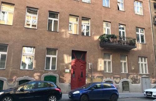 Istvanmezo Apartment | A Lovley newly decorated fully equipped apartment walking distance to the City Park where you will find the world famous Szechenyi thermal bath spa, Museums , and the Capital Circus , AC, smart TV, high speed internet
