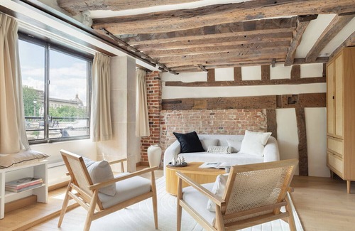 Paris City Center Apartment | A Magnificent Studio au Quai des Orfèvres