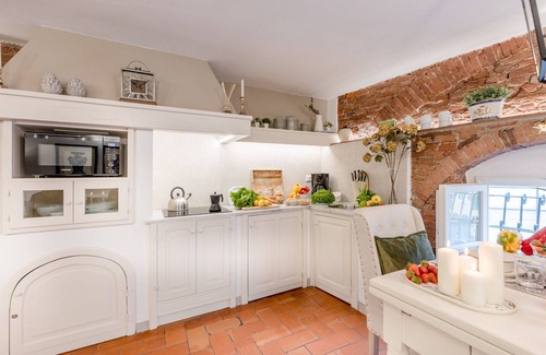 Lucca Historical Center Apartment | A Million Dollar's View: the Lucca Colosseum. Luxury 1 bedroom 1 Bathroom Apartment