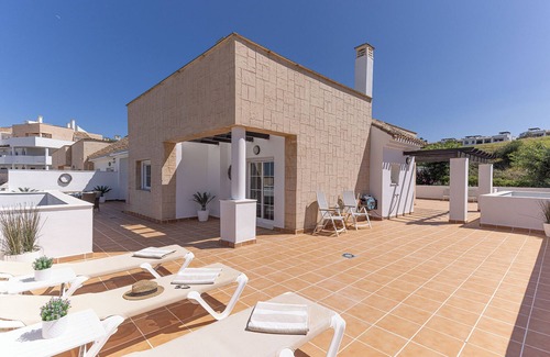 San Roque Apartment | A modern penthouse (110 m2) with sea and pool view, 3 bedrooms and 2 baths