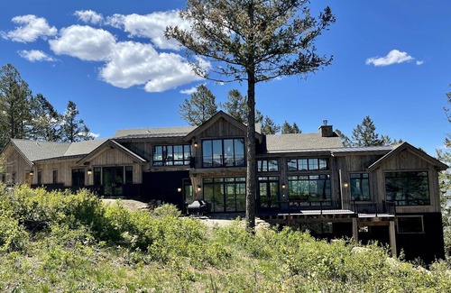 Edwards House | A Mountain Getaway - Stunning Views -Winter Wonderland with Sledding & Nature
