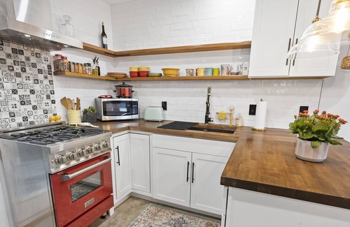 Downtown Los Angeles Cottage | A new detached guesthouse! Charming, quiet, safe, and close to everything!