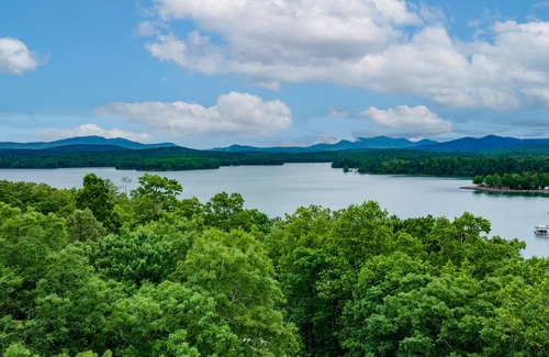 Blairsville Cabin | A Peacock Chalet- Blairsville GA