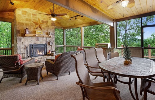 Blairsville Cabin | A Peacock Chalet- Blairsville GA